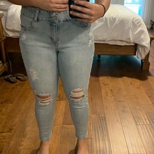 Lightwash high waisted ripped jeans